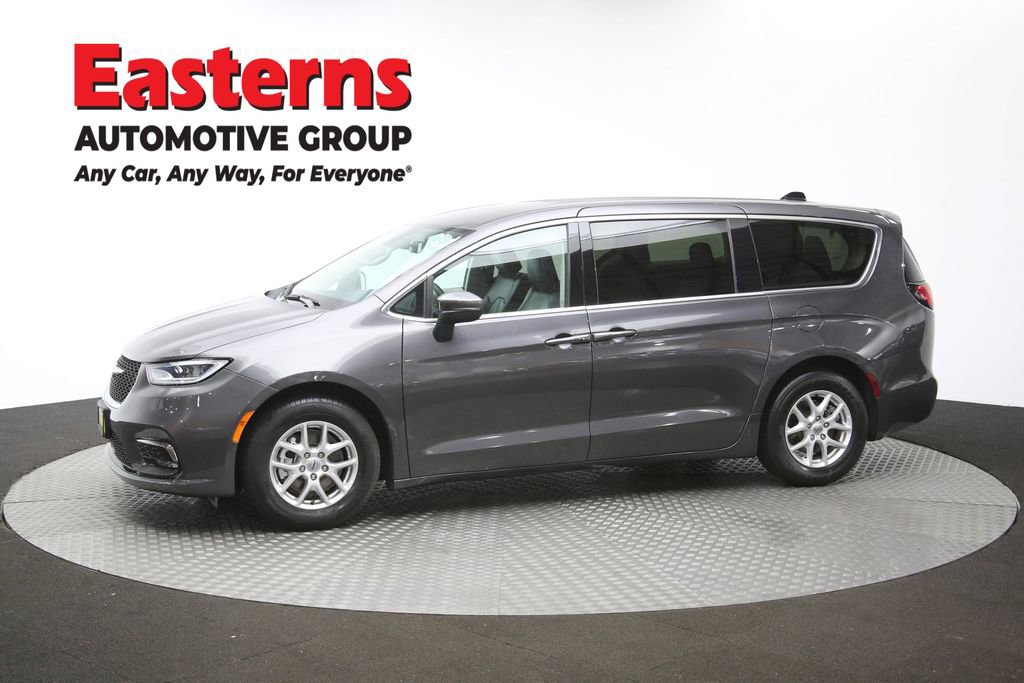 Used 2023 Chrysler Pacifica Touring-L image 62