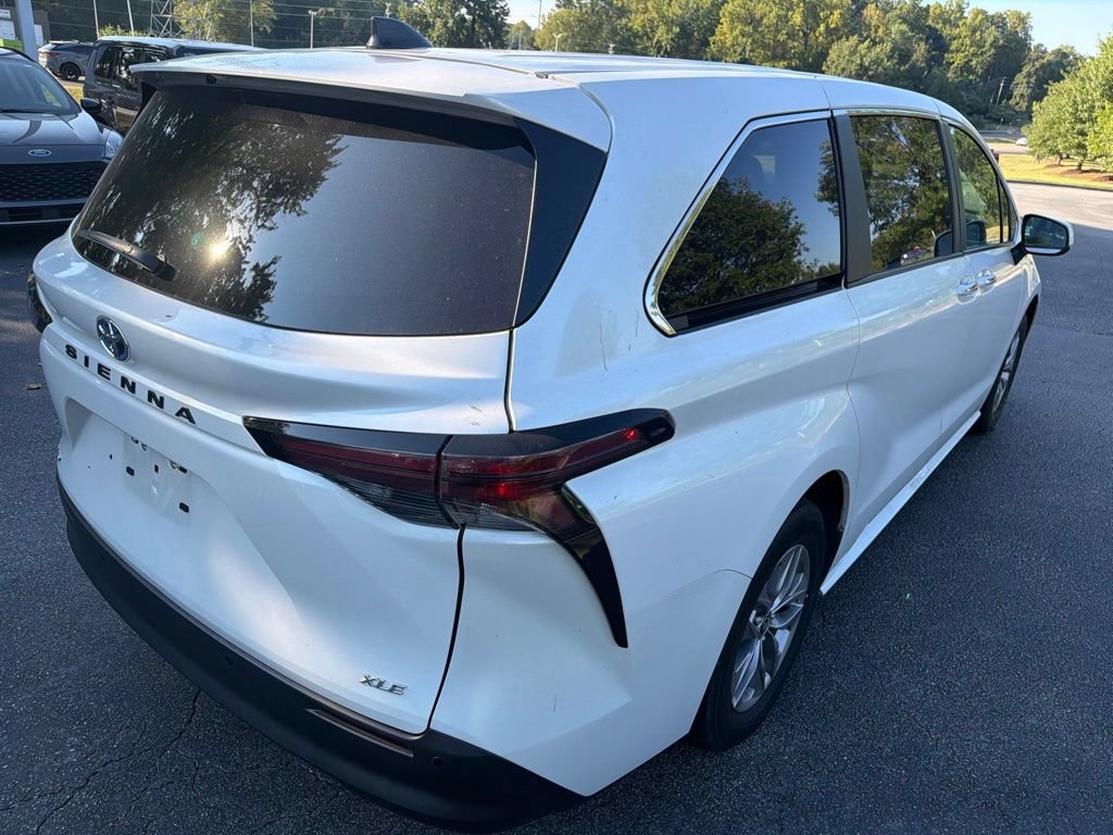 Used 2025 Toyota Sienna XLE FWD image 5