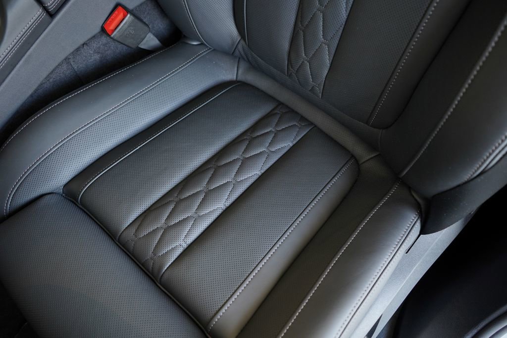 New 2026 BMW X7 M60i w/ Climate Comfort Package image 8