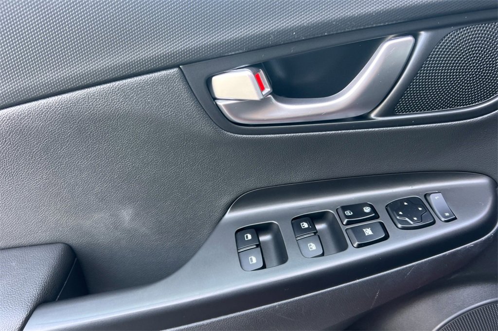 Used 2022 Hyundai Kona Limited image 13