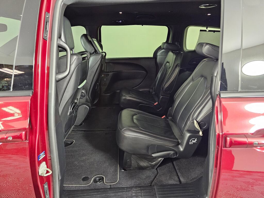 Used 2021 Chrysler Pacifica Touring-L w/ Uconnect Theater Family Group AWD/4WD image 33