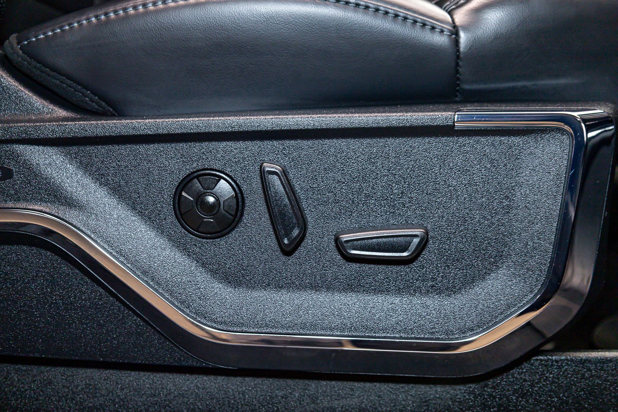 Used 2025 Ford F450 Platinum w/ FX4 Off-Road Package image 28