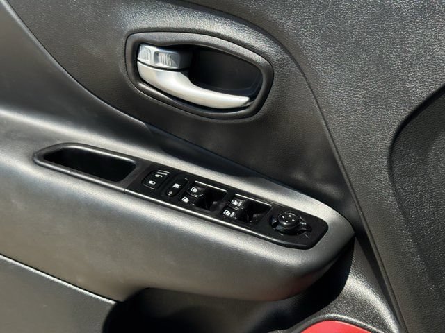 Used 2023 Jeep Renegade Trailhawk AWD/4WD image 25