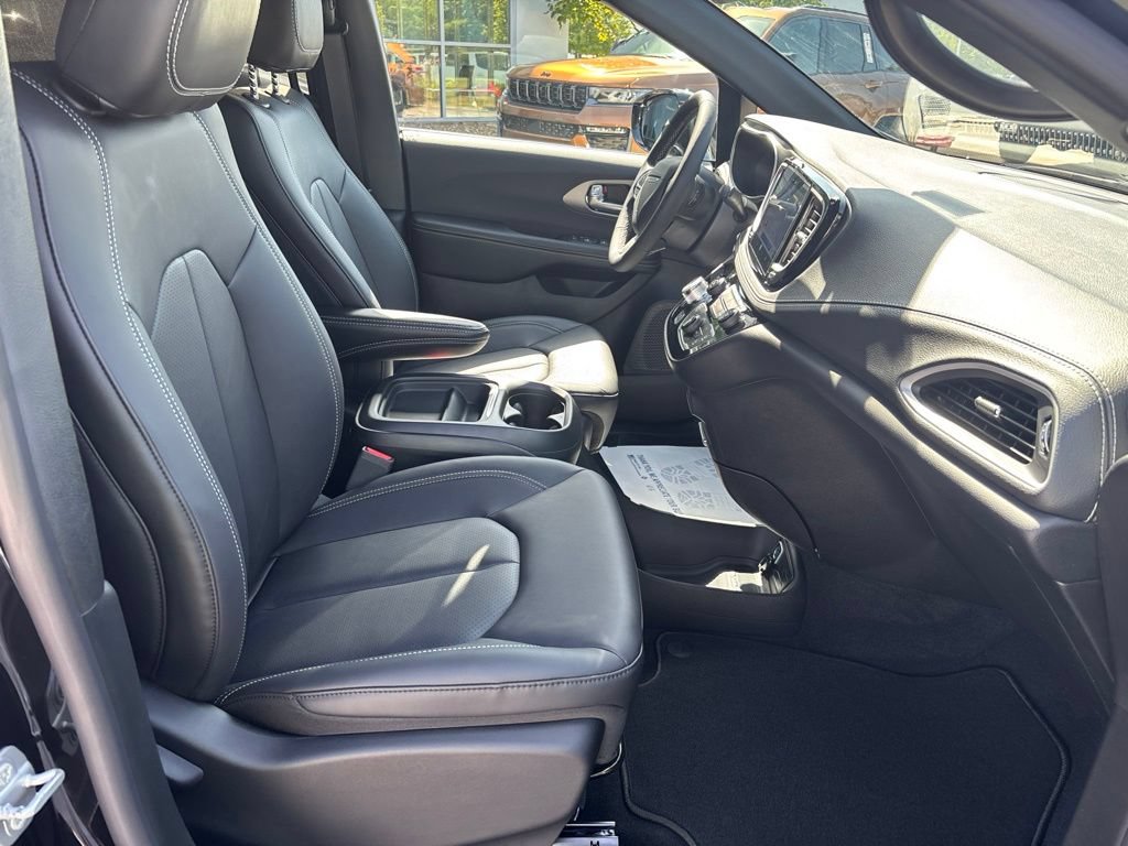 New 2027 Chrysler Pacifica Select FWD image 27