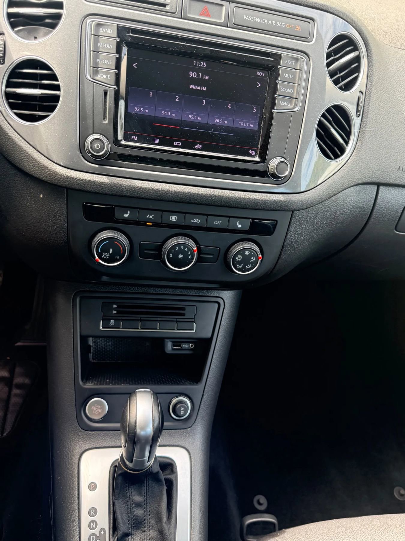 Used 2017 Volkswagen Tiguan S image 27