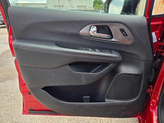 Used 2025 Chrysler Pacifica Select FWD image 13