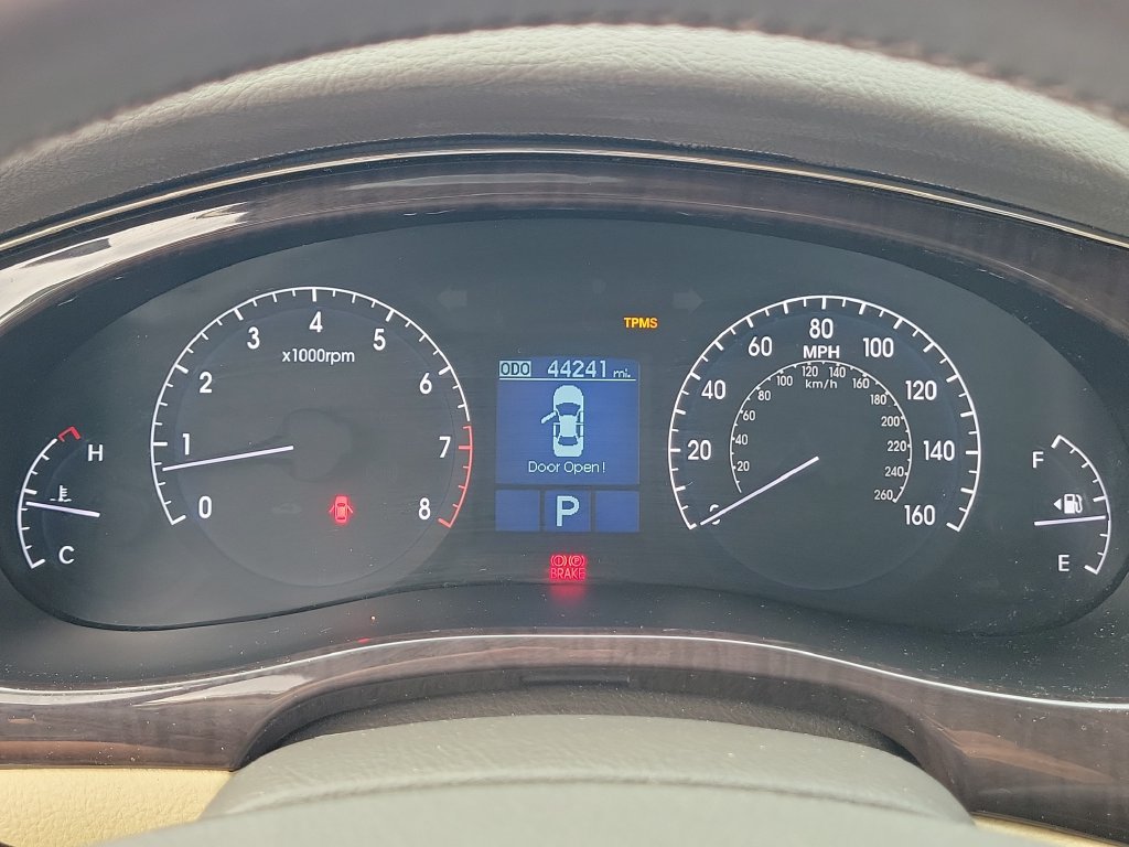 Used 2010 Hyundai Genesis 3.8 RWD image 28