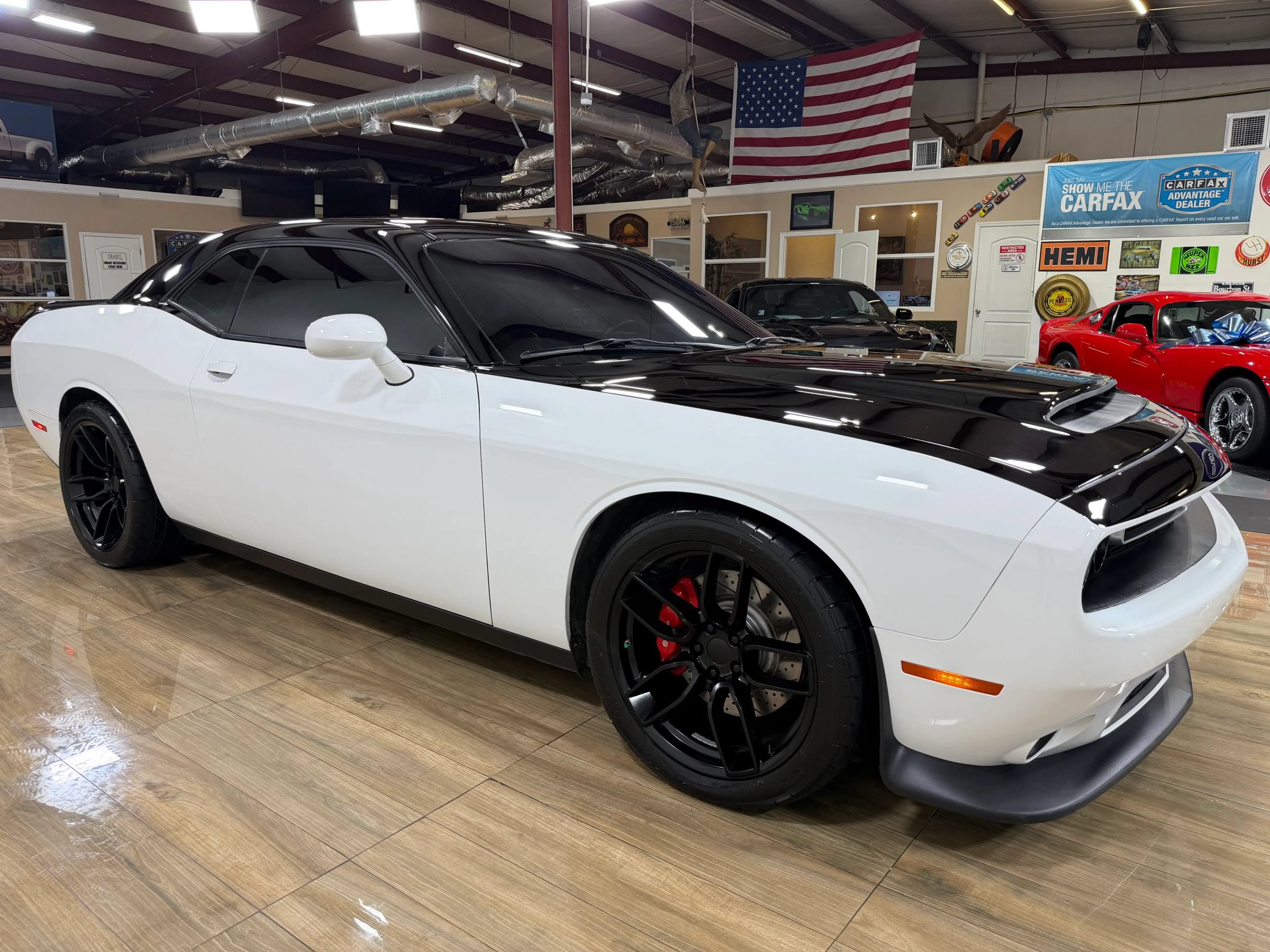 Used 2018 Dodge Challenger R/T Scat Pack w/ Leather Interior Group RWD image 6