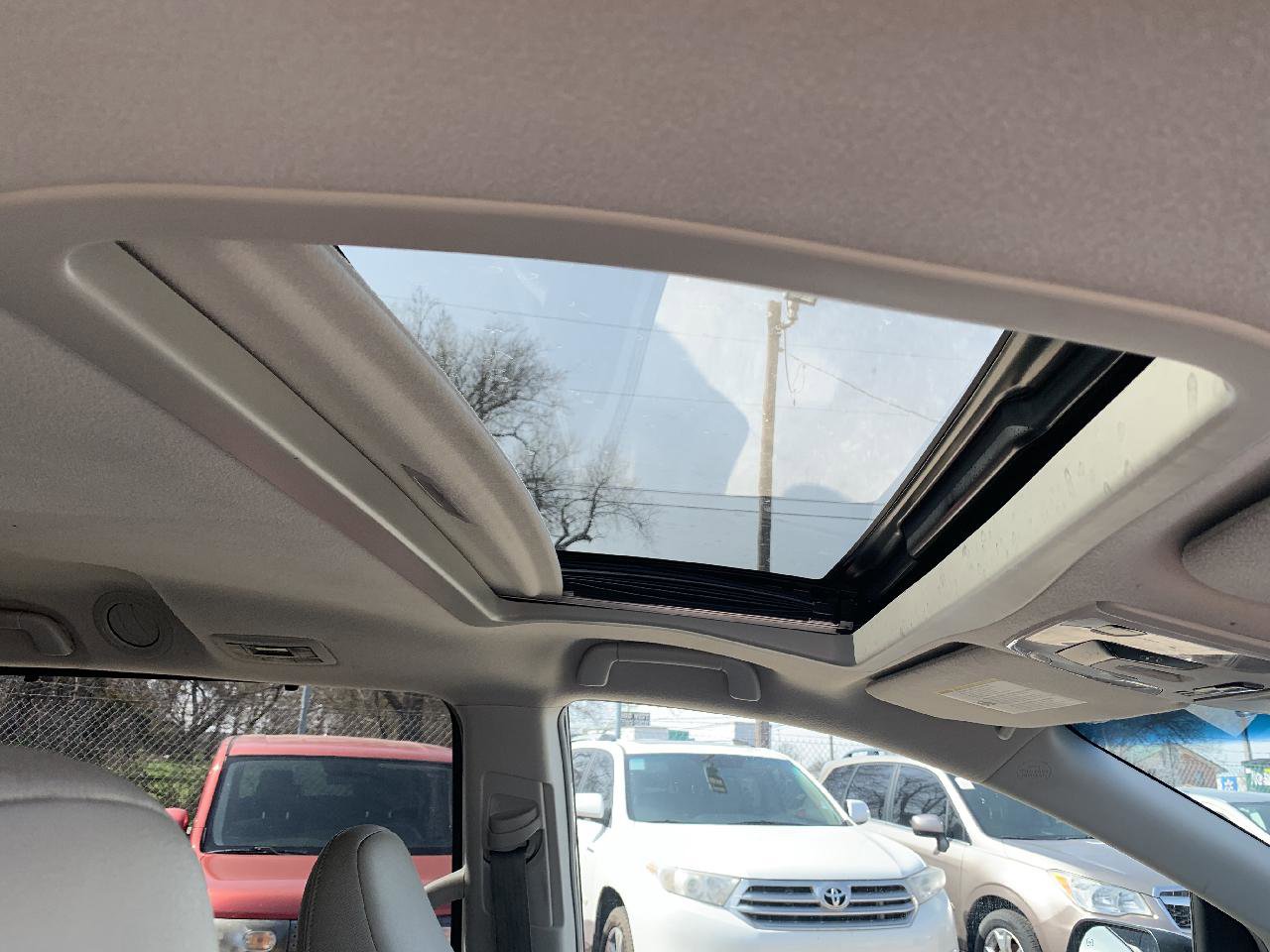 Used 2014 Toyota Sienna XLE image 22