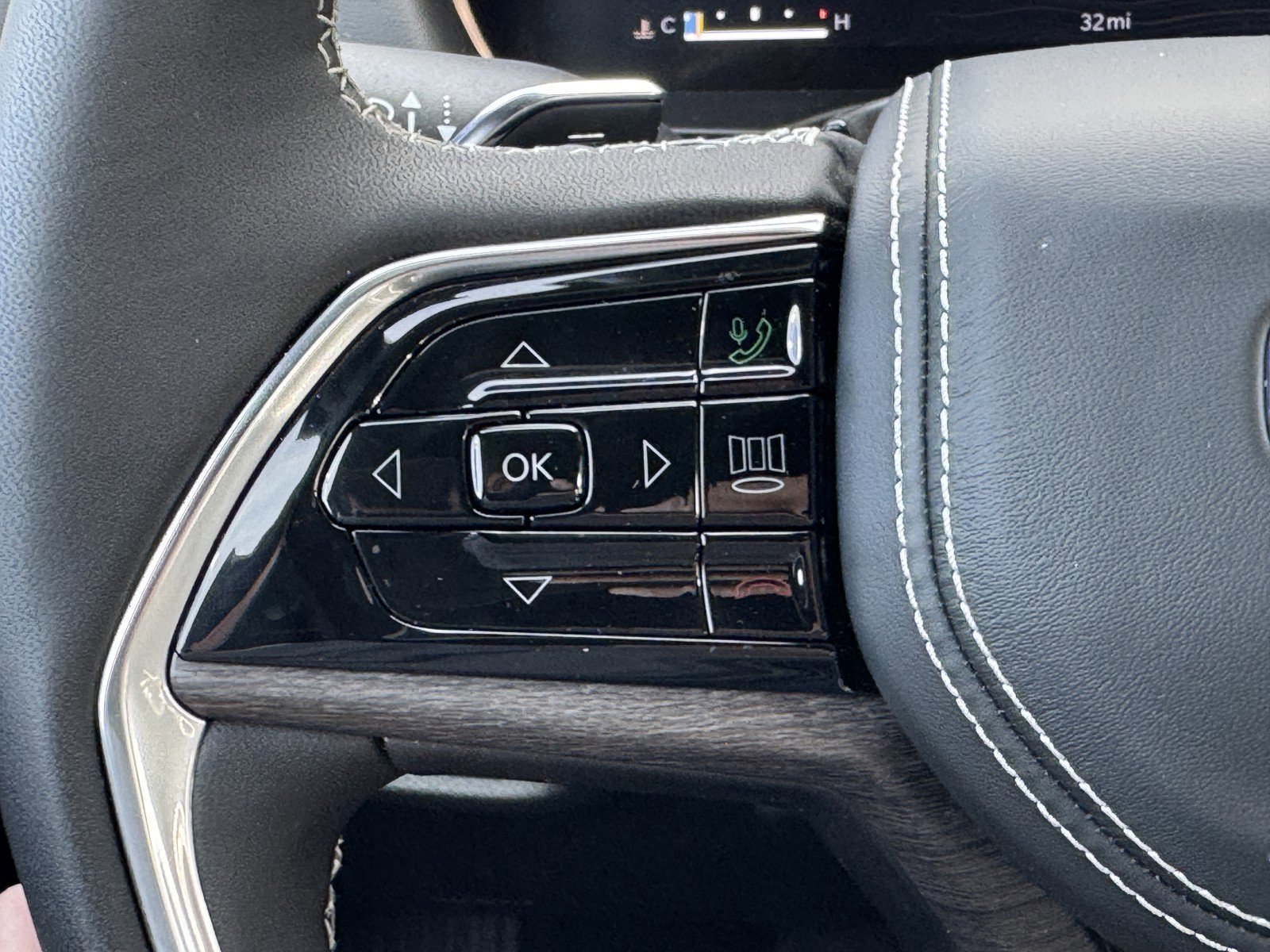 New 2025 Jeep Grand Cherokee Overland w/ Luxury Tech Group IV image 21