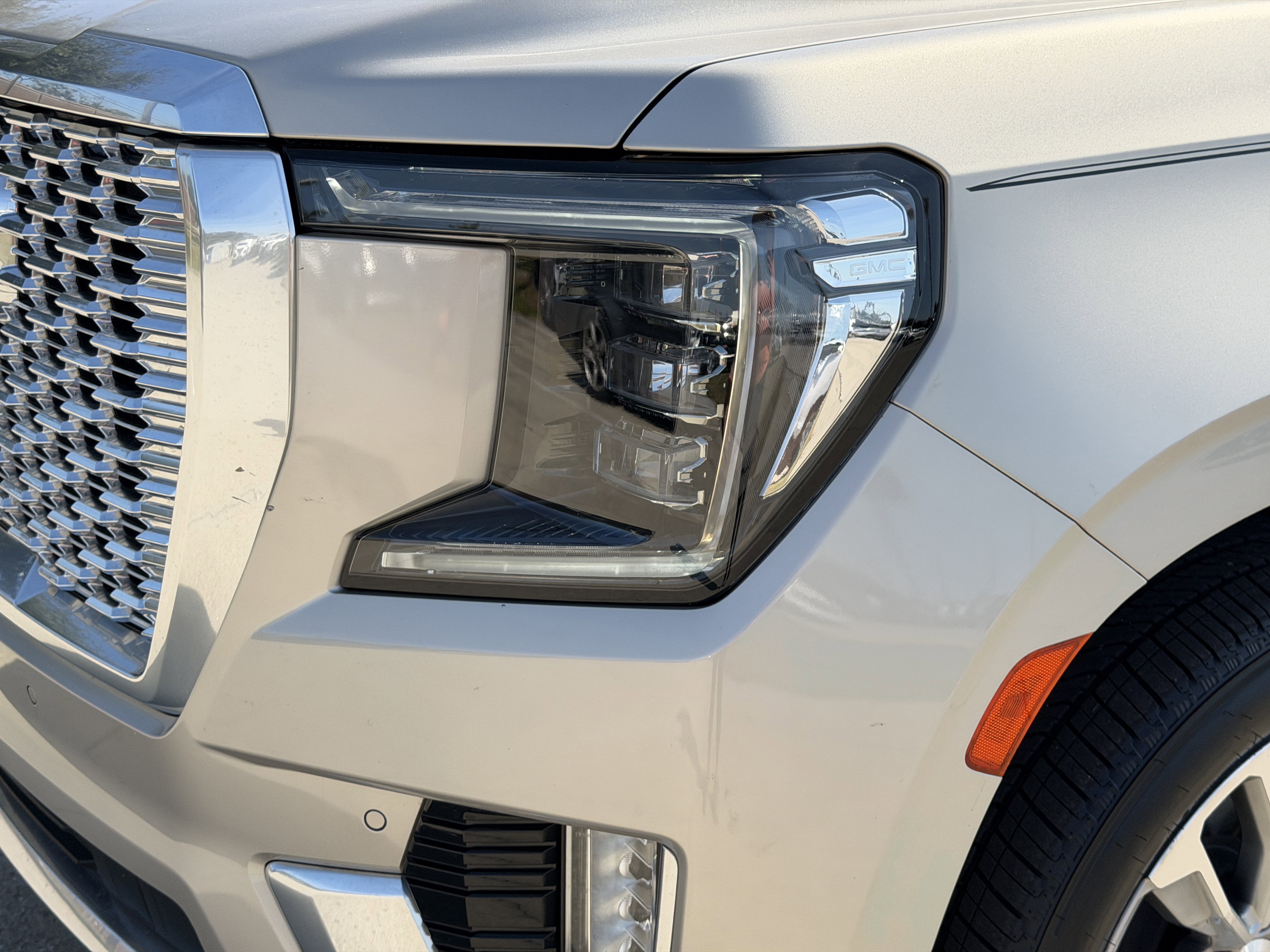 Used 2021 GMC Yukon Denali w/ Denali Premium Package image 8