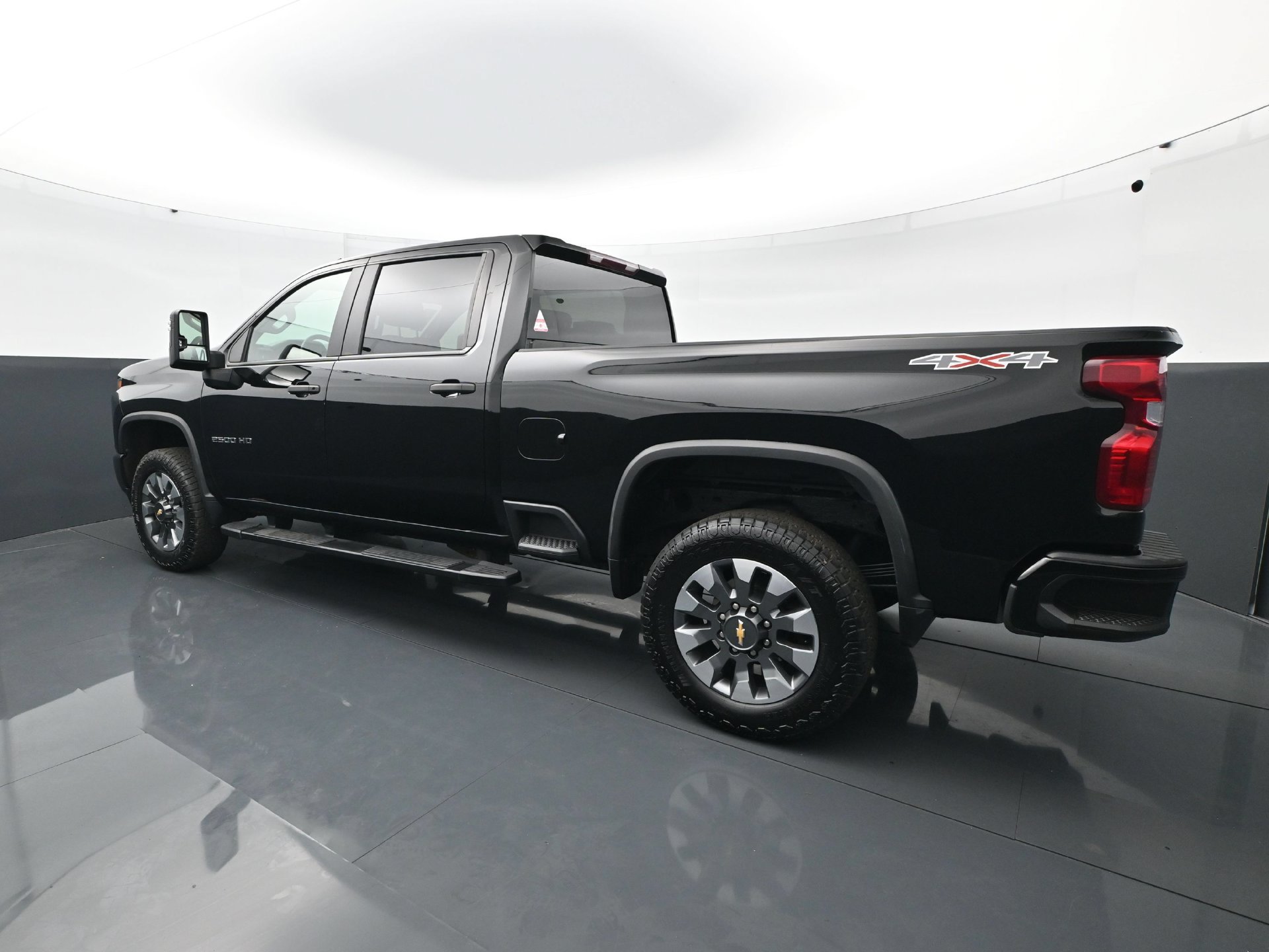 Used 2022 Chevrolet Silverado 2500 Custom w/ Custom Value Package AWD/4WD image 4