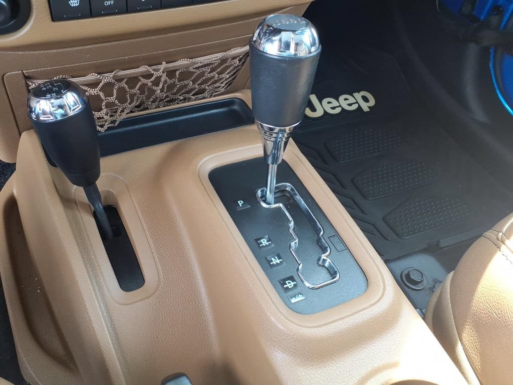 Used 2015 Jeep Wrangler Unlimited Sahara w/ Dual Top Group AWD/4WD image 8
