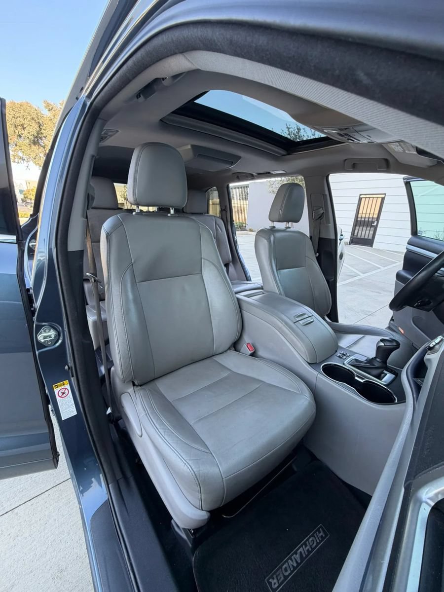 Used 2014 Toyota Highlander XLE FWD image 13