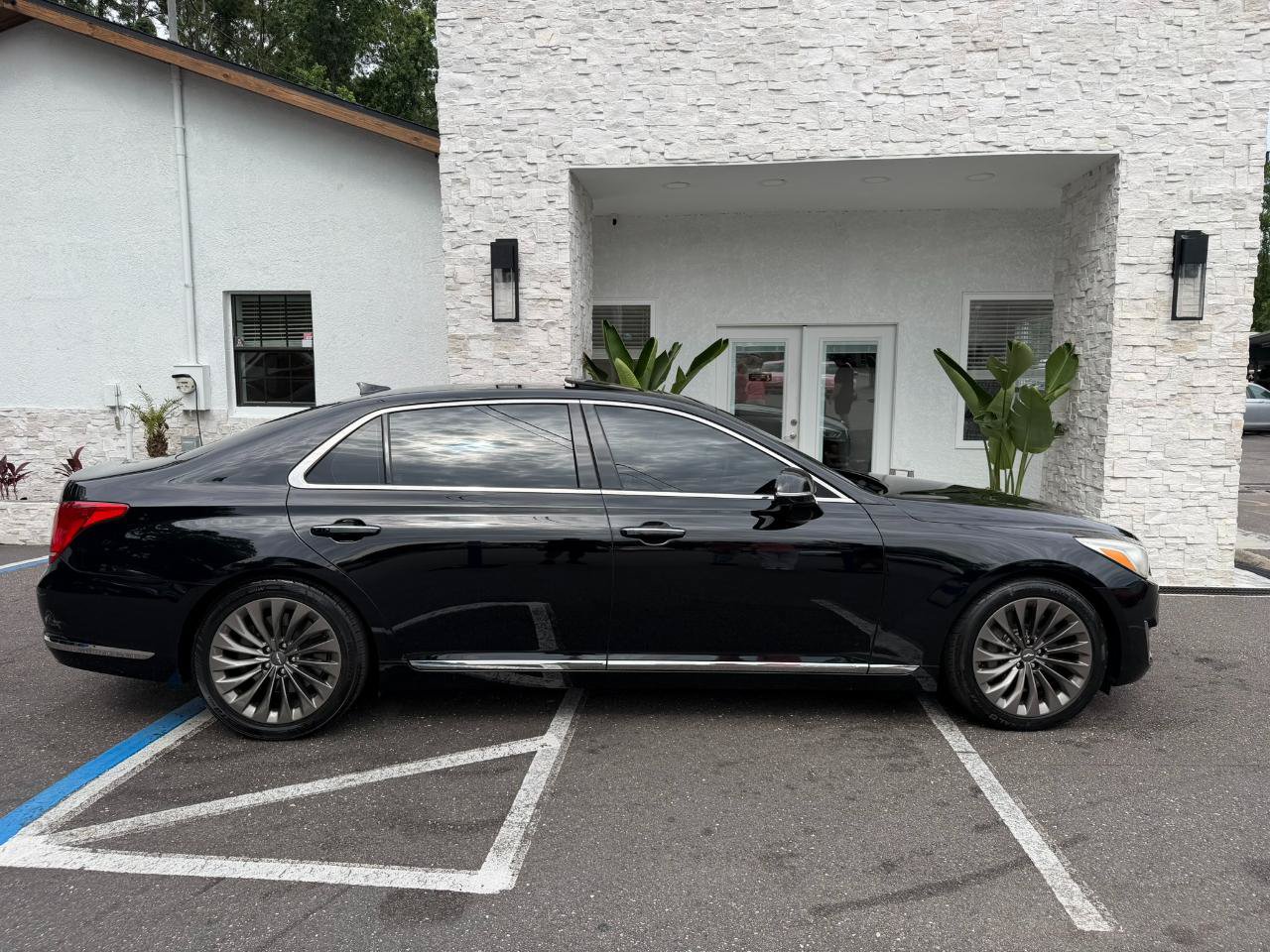 Used 2017 Genesis G90 3.3T Premium RWD image 18