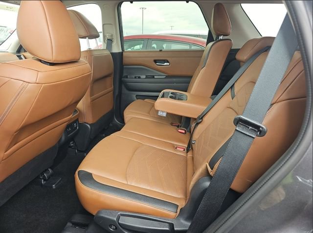 Used 2024 Nissan Pathfinder Platinum w/ Cargo Package image 9