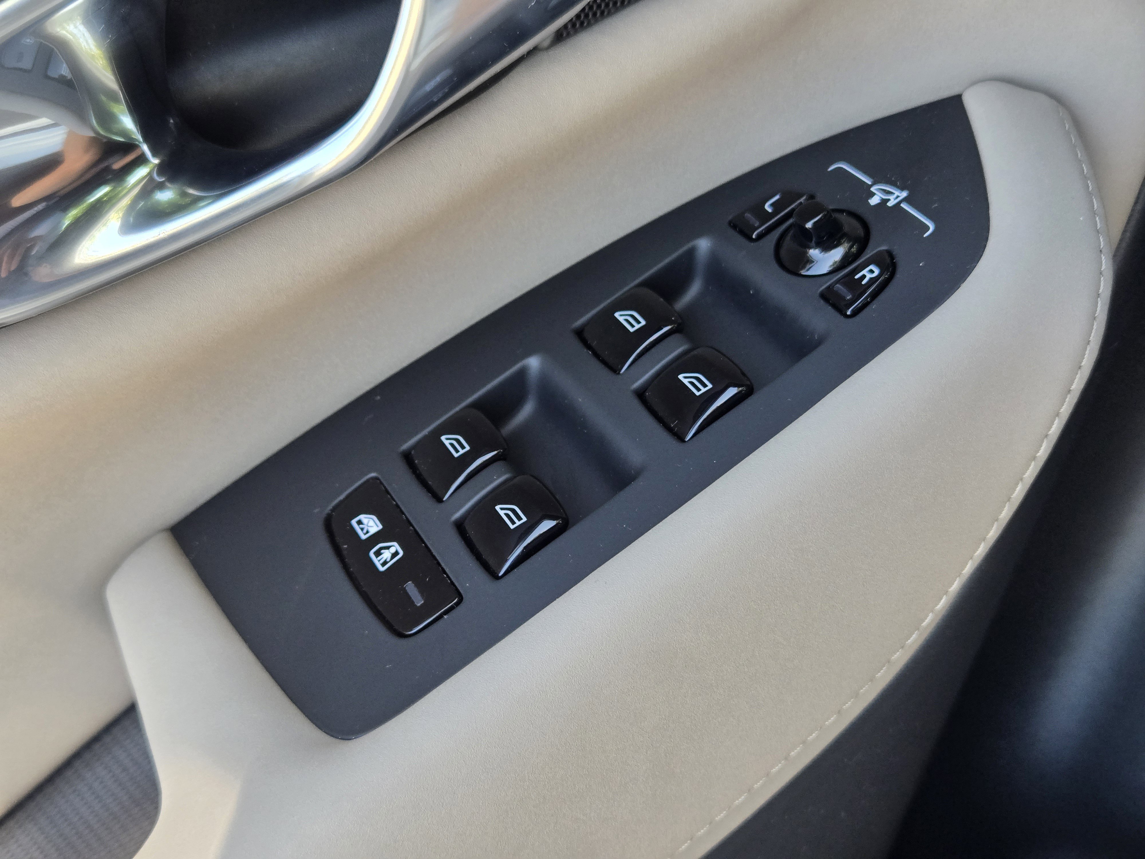 Certified 2025 Volvo XC90 T8 Plus w/ Protection Package Premier image 33