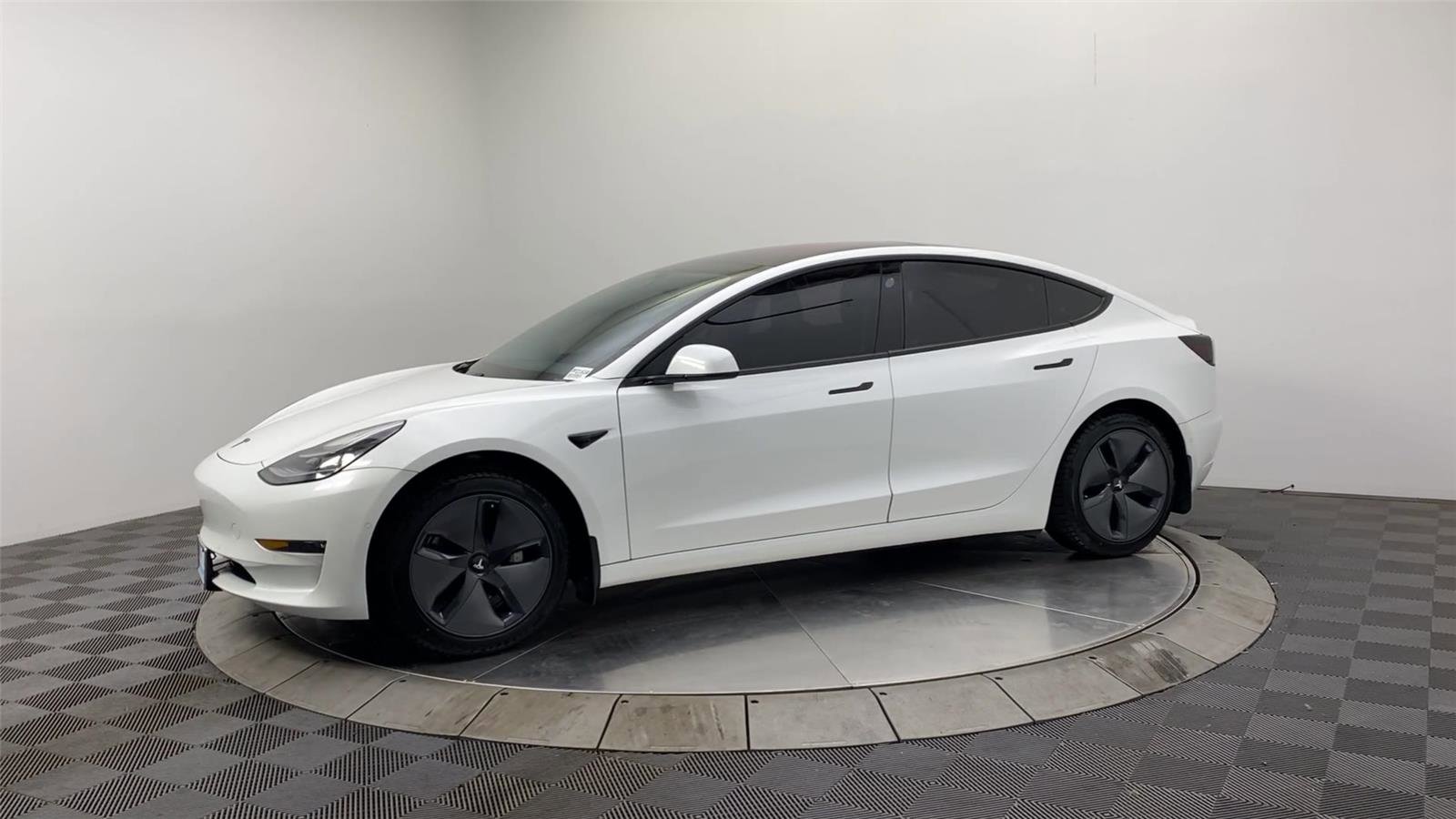 Used 2017 Tesla Model 3 Standard Range image 4