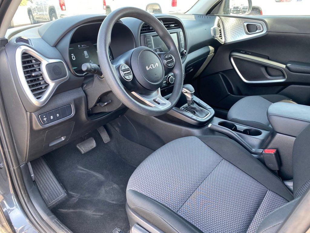 Used 2025 Kia Soul LX w/ LX Technology Package FWD image 18