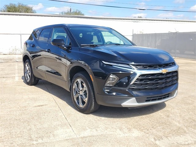 Used 2025 Chevrolet Blazer LT image 2