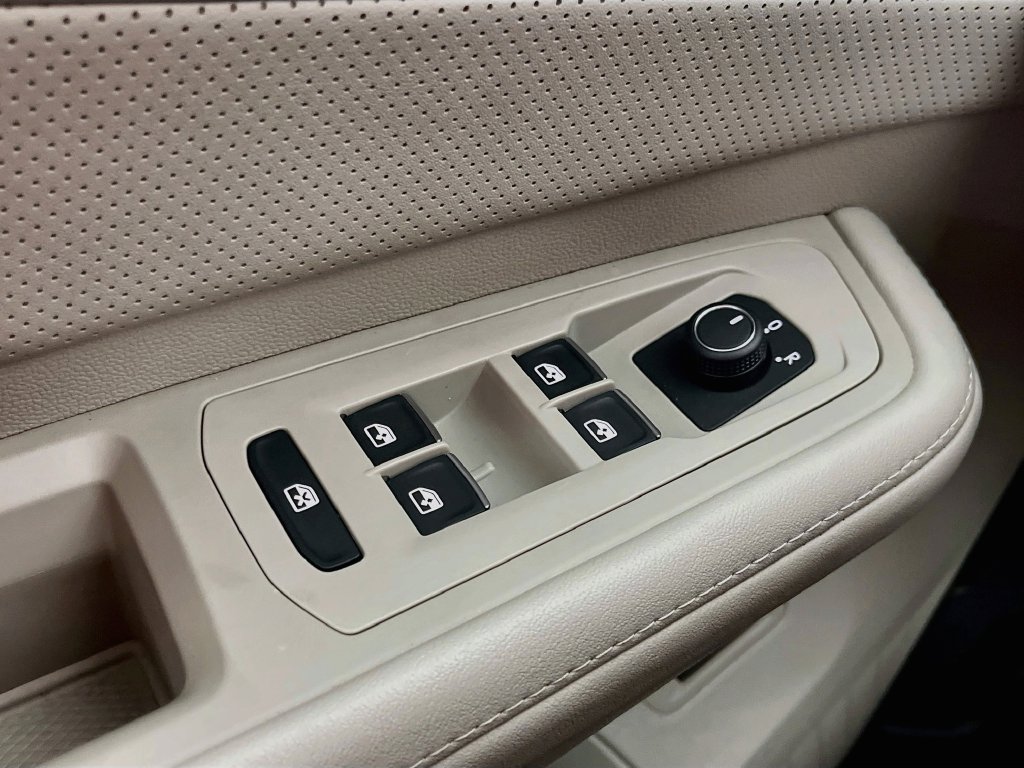 Used 2024 Volkswagen Atlas SE AWD/4WD image 17