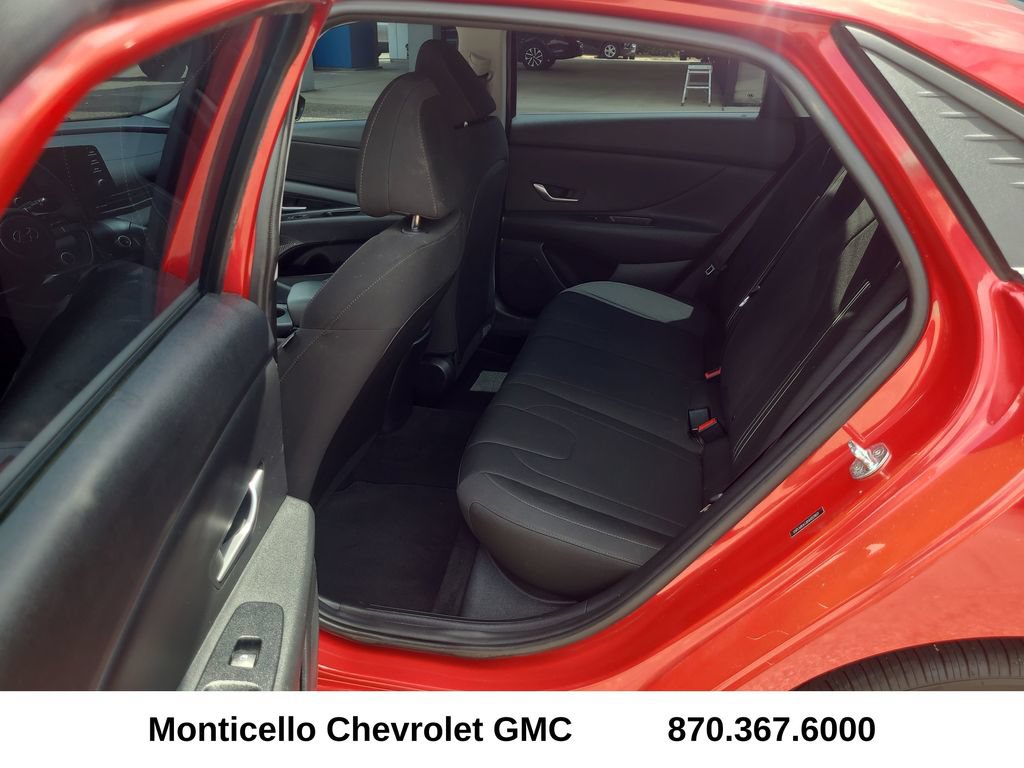 Used 2022 Hyundai Elantra SEL w/ Preferred Accessory Package FWD image 24