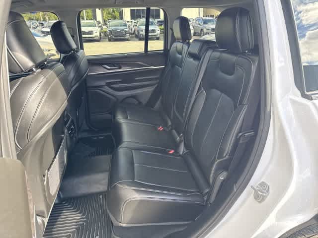 Used 2023 Jeep Grand Cherokee Limited w/ Luxury Tech Group II AWD/4WD image 18