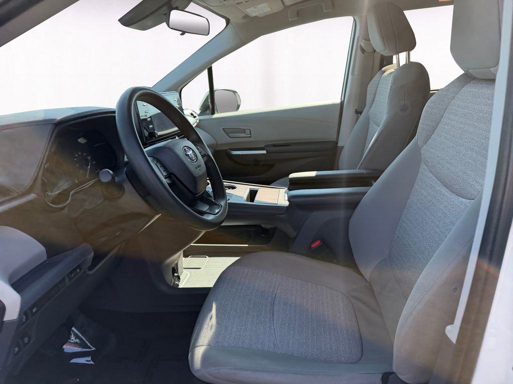 Used 2024 Toyota Sienna LE image 9