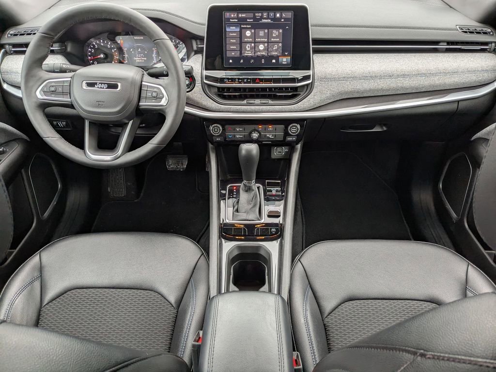 Used 2025 Jeep Compass Latitude image 31