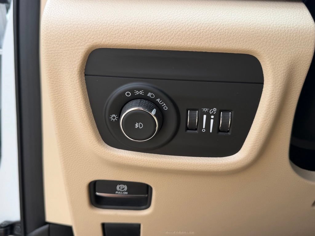 Certified 2025 Jeep Grand Cherokee L Limited AWD/4WD image 31