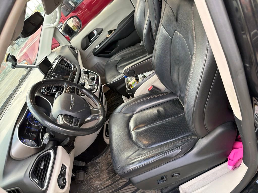 Used 2020 Chrysler Pacifica Touring-L FWD image 3
