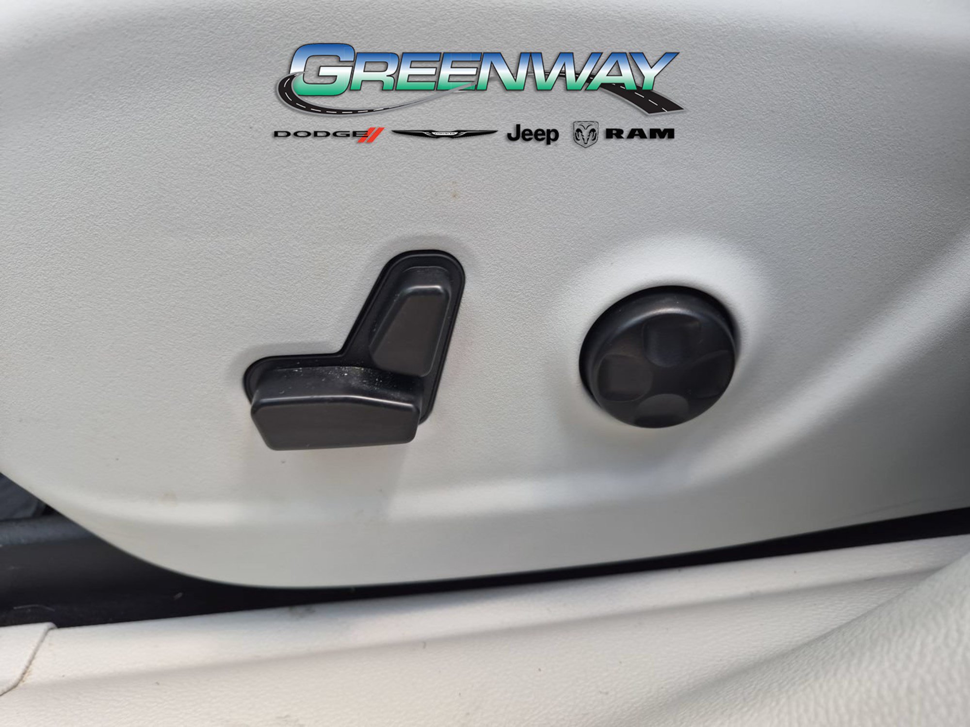 Used 2020 Jeep Cherokee Latitude Plus w/ Comfort/Convenience Group FWD image 5