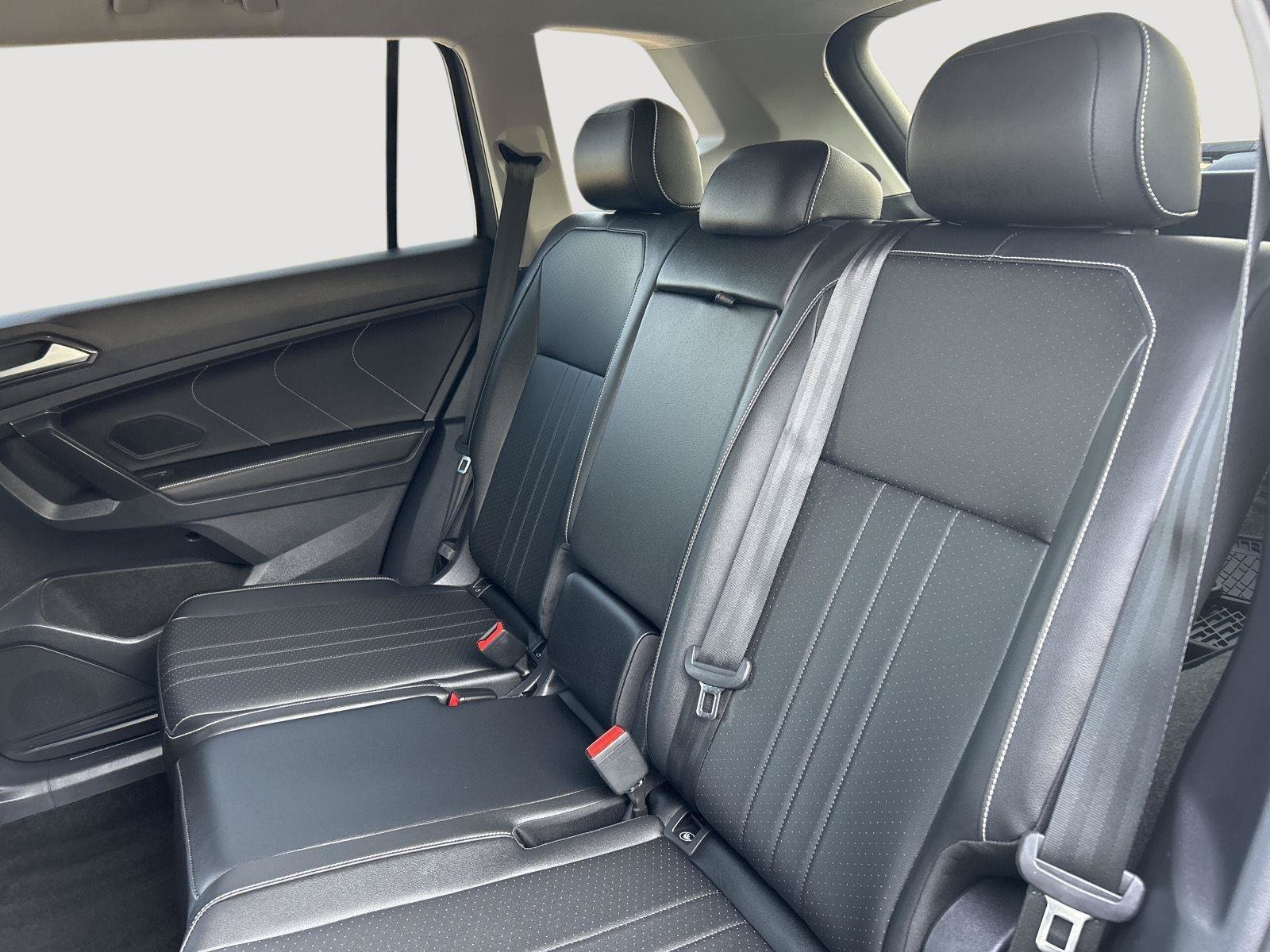 Used 2023 Volkswagen Tiguan SE AWD/4WD image 16