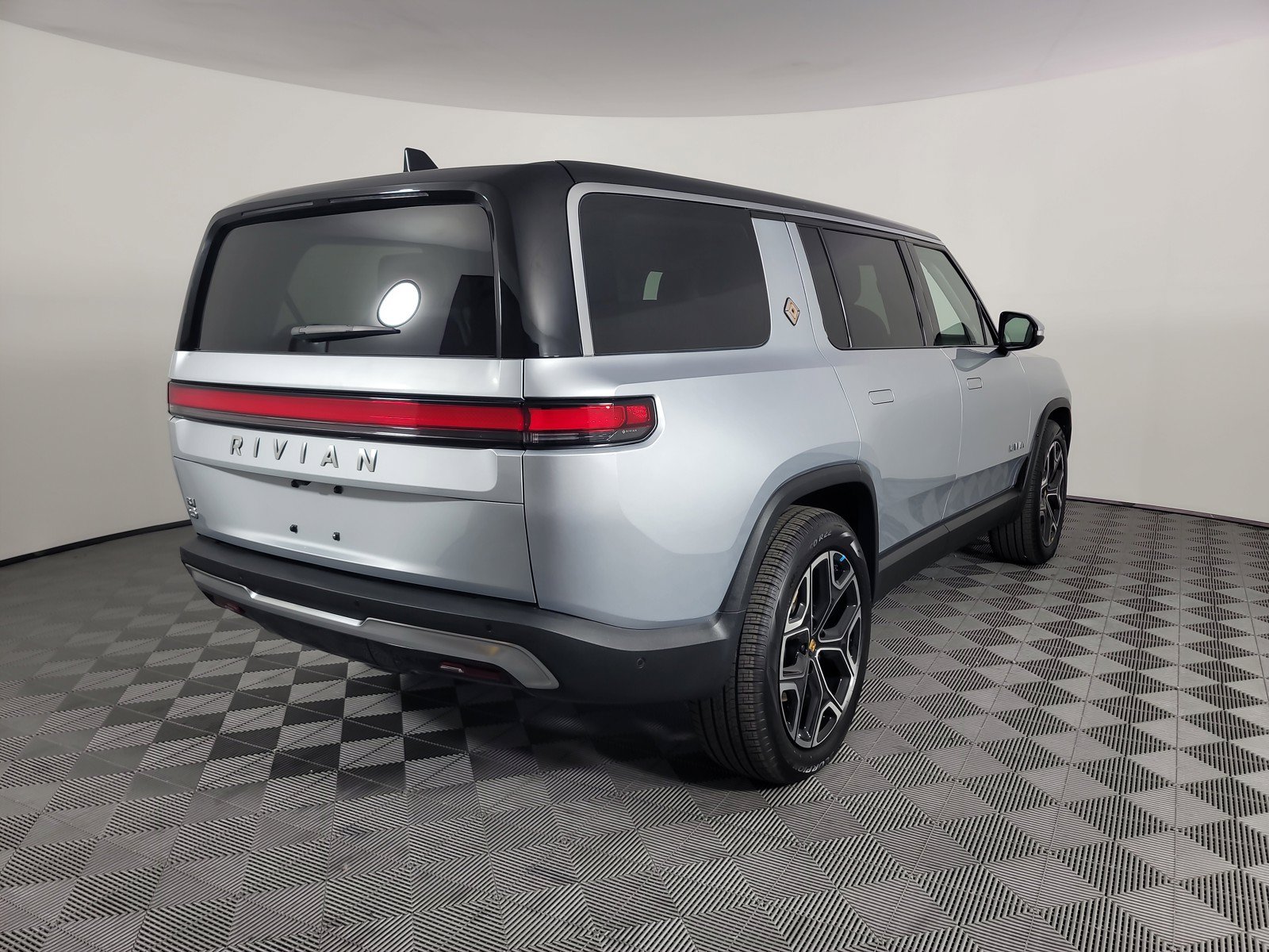 Used 2024 Rivian R1S Adventure AWD/4WD image 5