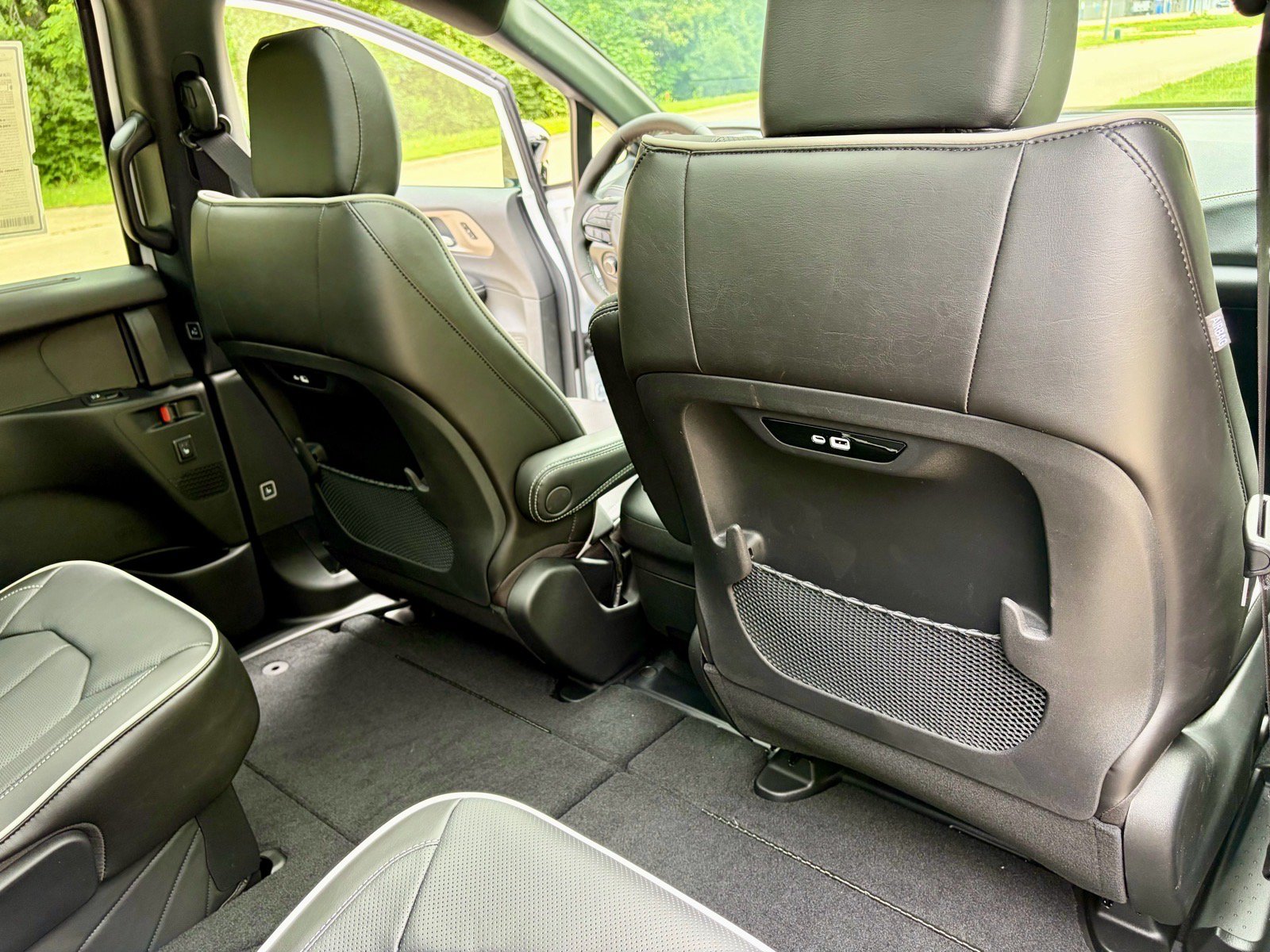 New 2027 Chrysler Pacifica Limited FWD image 20
