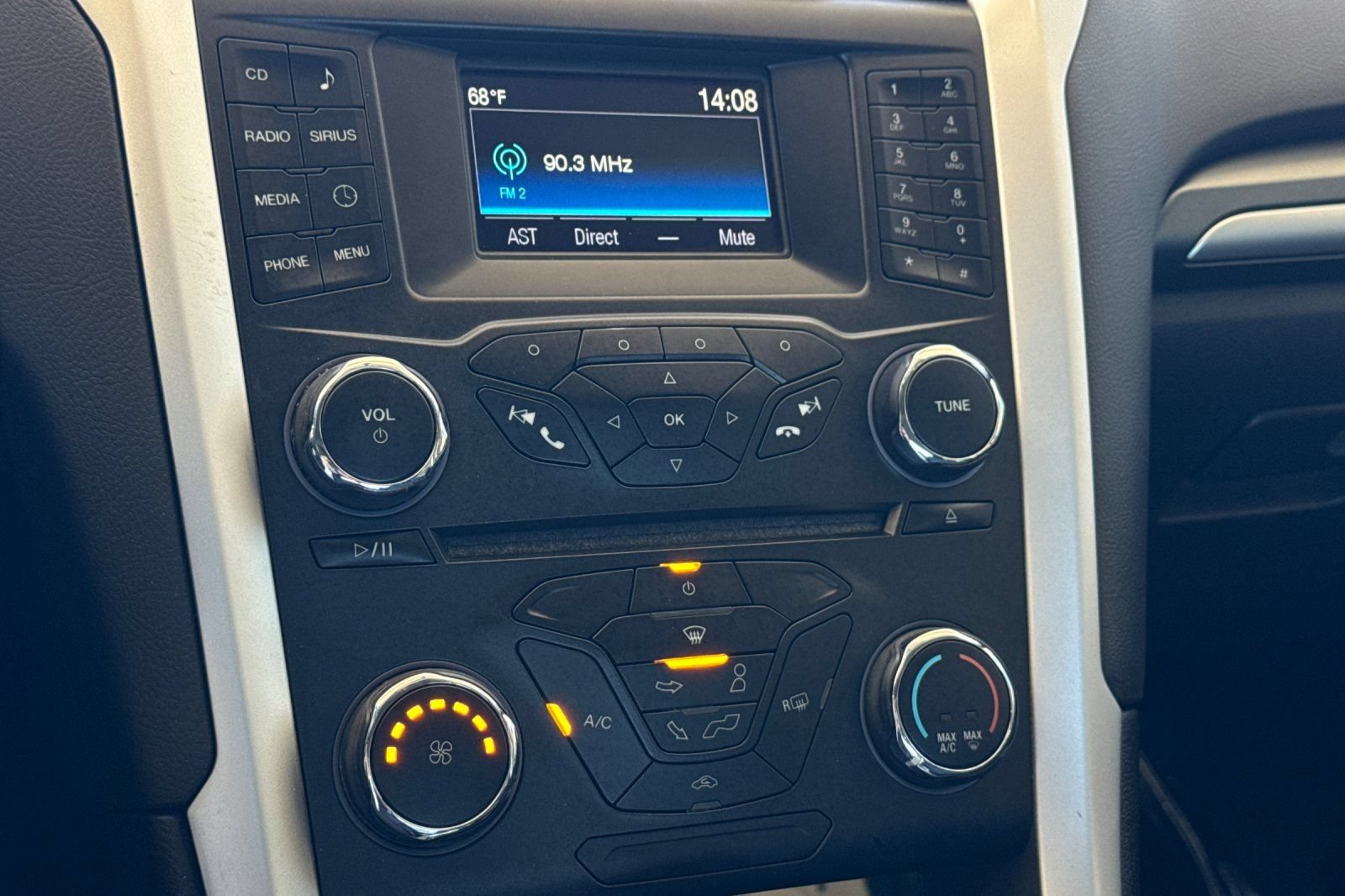 Used 2015 Ford Fusion SE FWD image 19