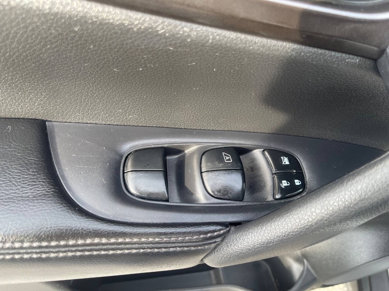 Used 2014 Nissan Rogue SV w/ SV Premium Package AWD/4WD image 12