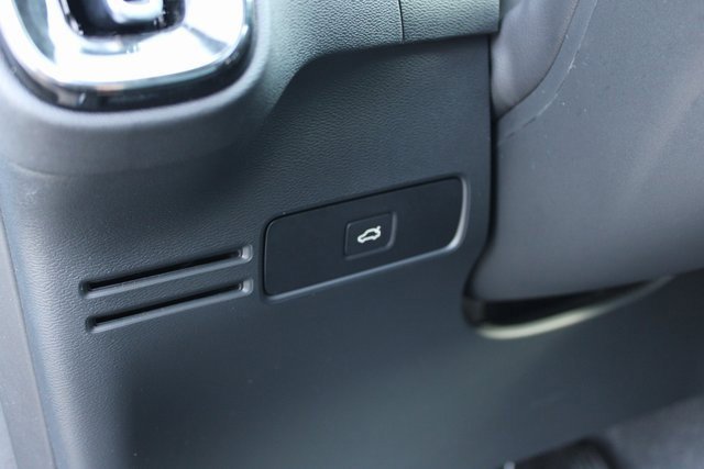 Used 2025 Volvo XC40 B5 Plus image 16