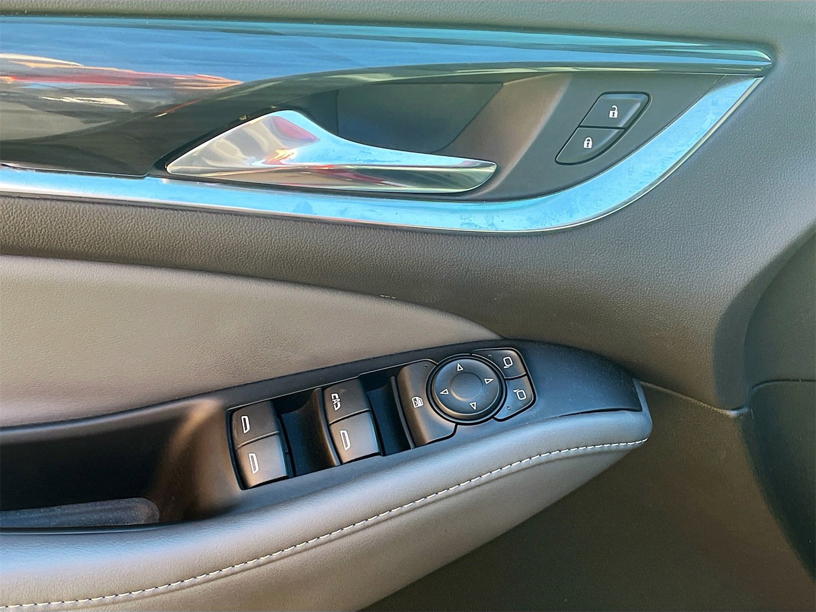 Used 2024 Buick Enclave Essence w/ Experience Buick Package image 17