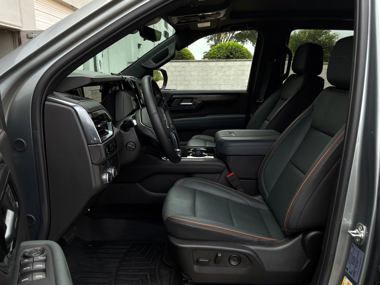 Used 2025 GMC Yukon AT4 w/ AT4 Premium Package AWD/4WD image 12
