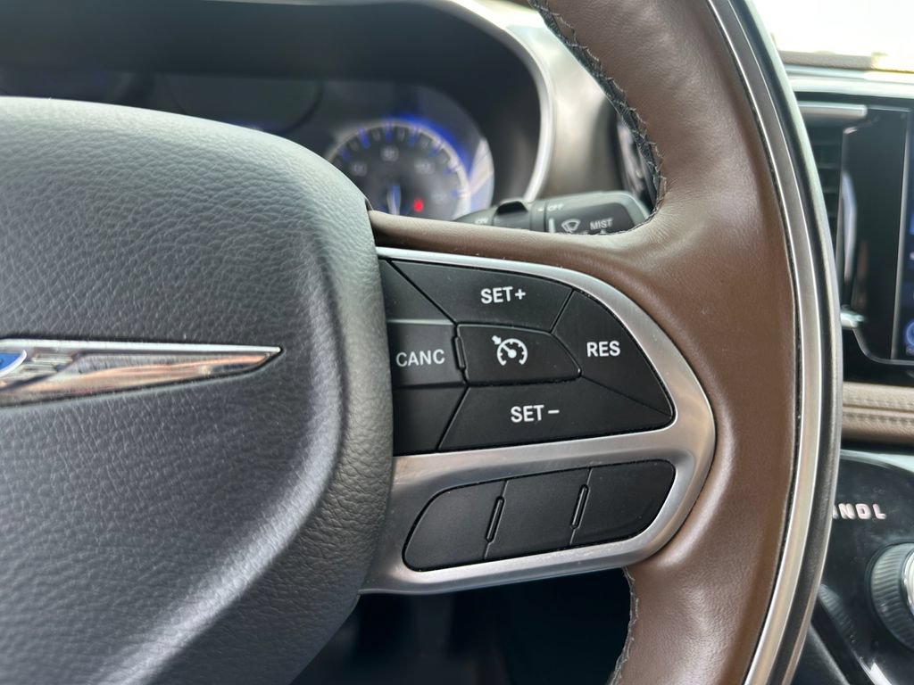 Used 2017 Chrysler Pacifica Limited w/ UConnect Theater Package FWD image 15