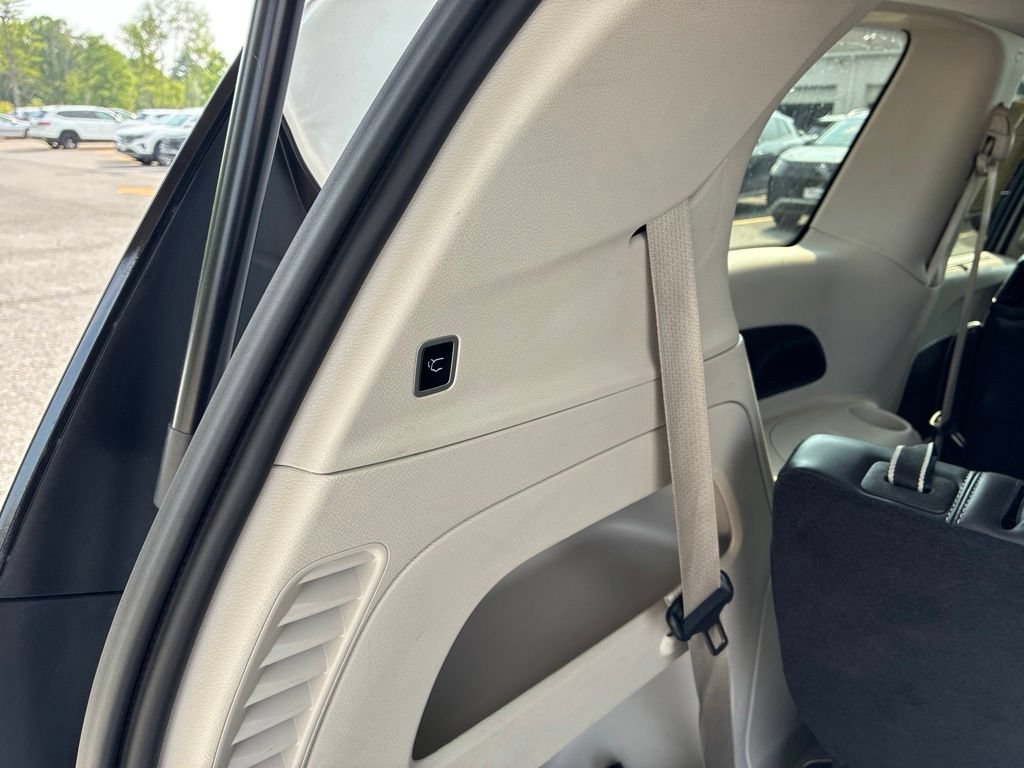 Used 2024 Chrysler Pacifica Touring-L FWD image 44