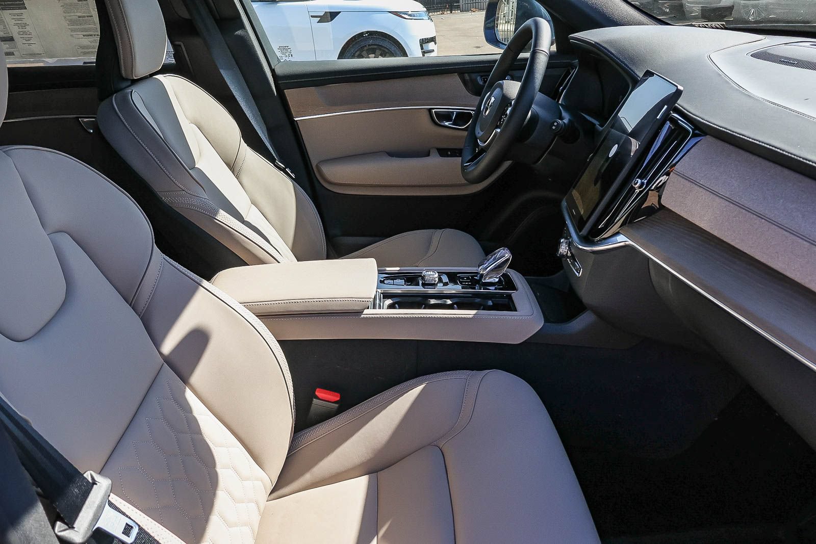 New 2026 Volvo XC90 T8 Plus w/ Protection Package Premier AWD/4WD image 17