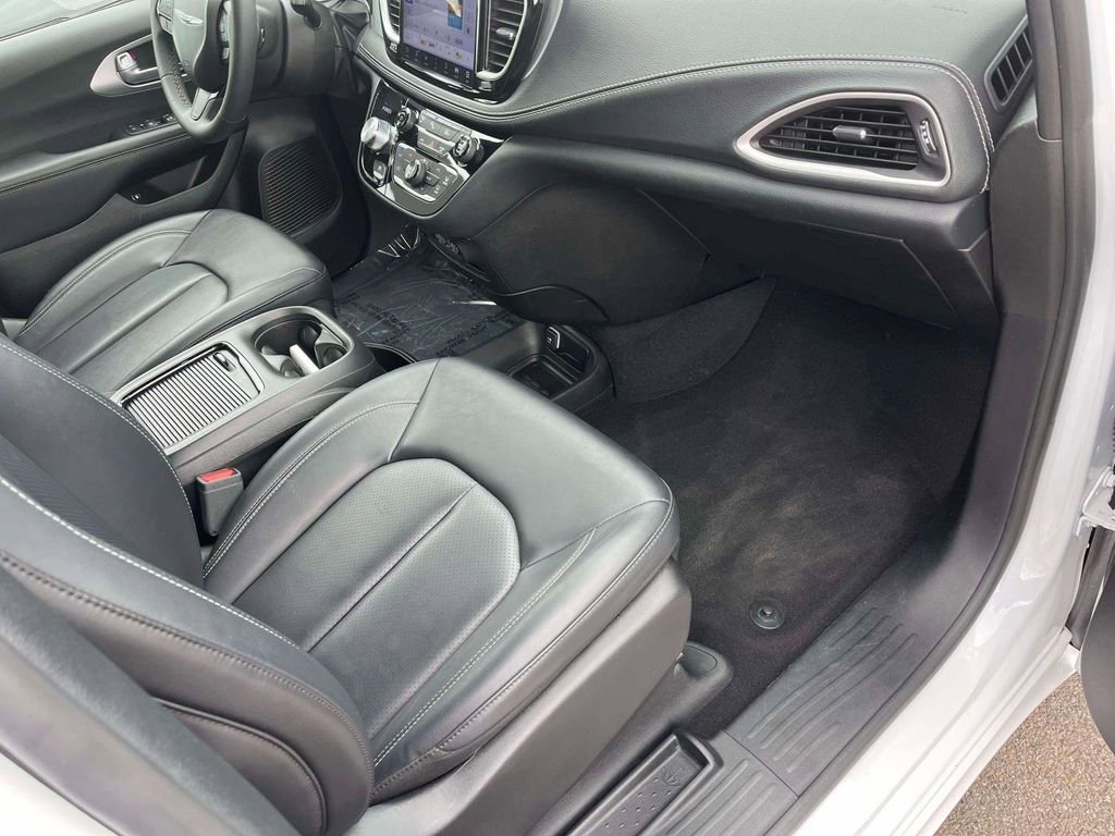 Used 2024 Chrysler Pacifica Limited FWD image 11