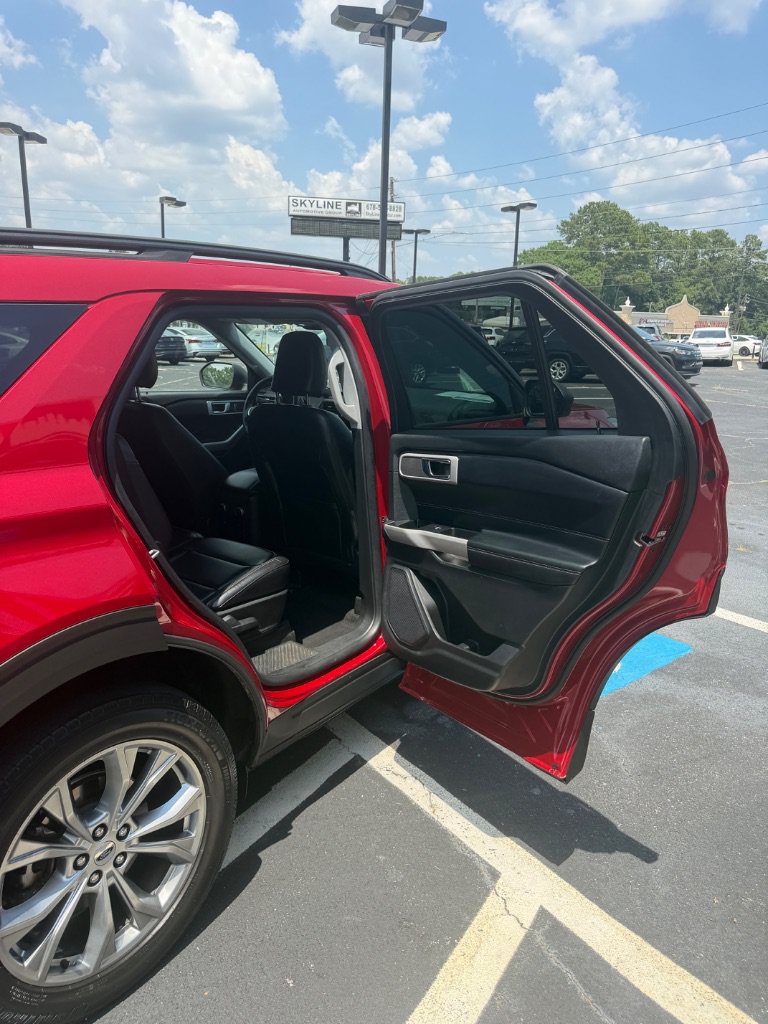 Used 2021 Ford Explorer XLT w/ Equipment Group 202A AWD/4WD image 29