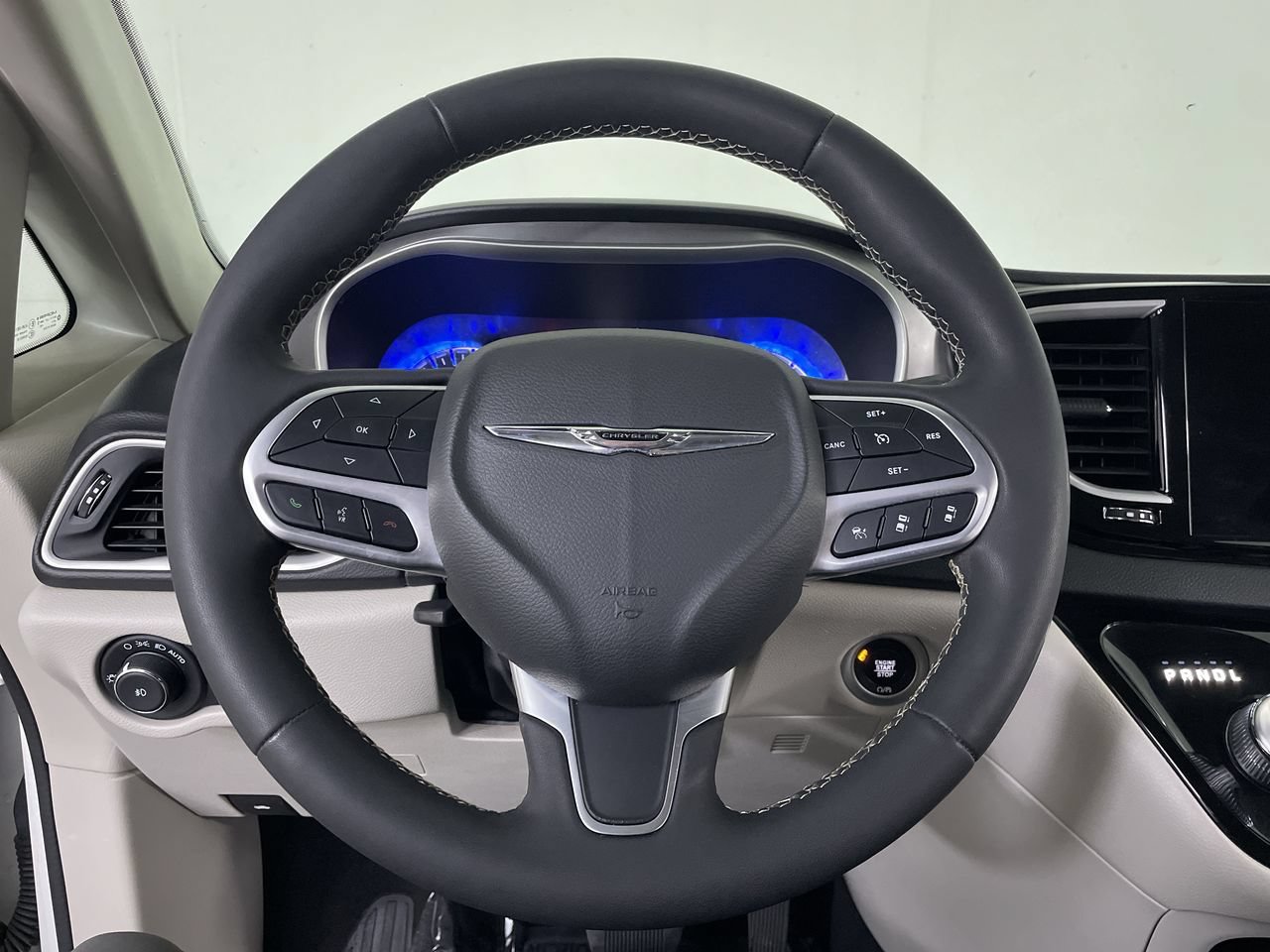 Used 2022 Chrysler Pacifica Touring-L FWD image 13