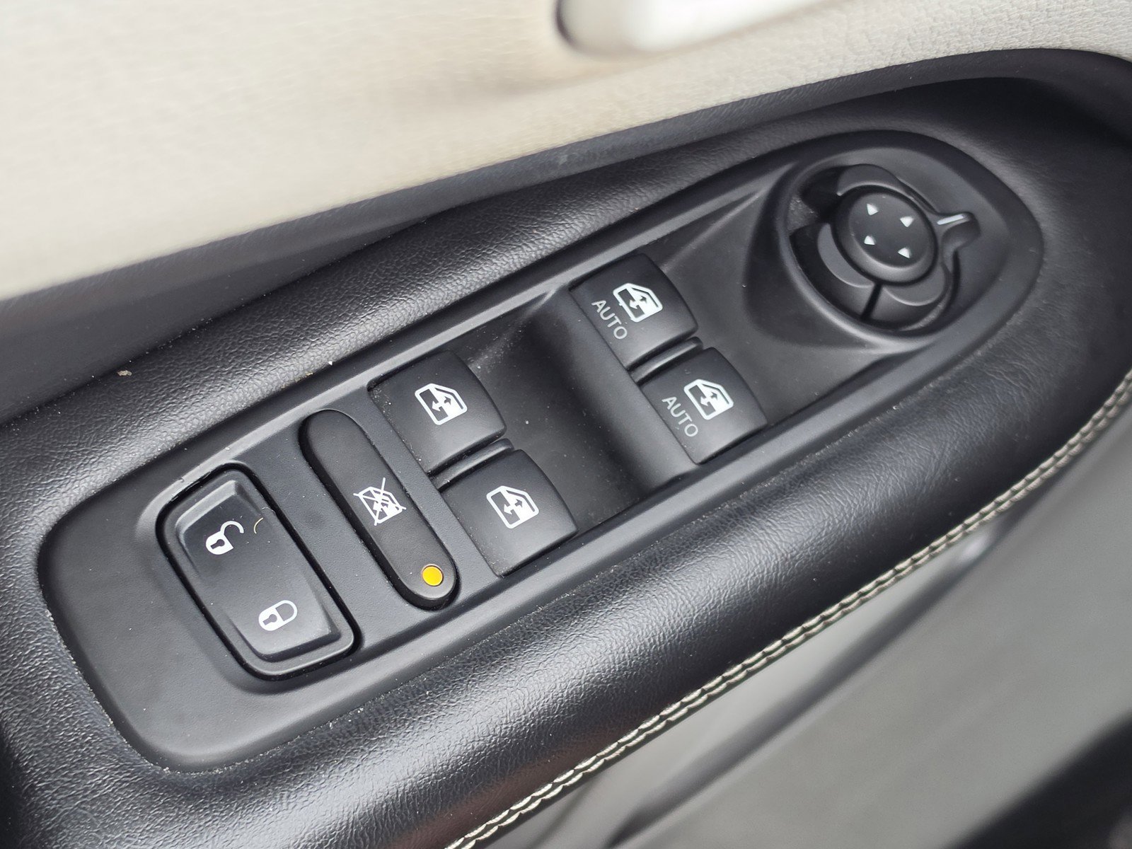 Used 2018 Jeep Compass Latitude w/ Popular Equipment Group image 14