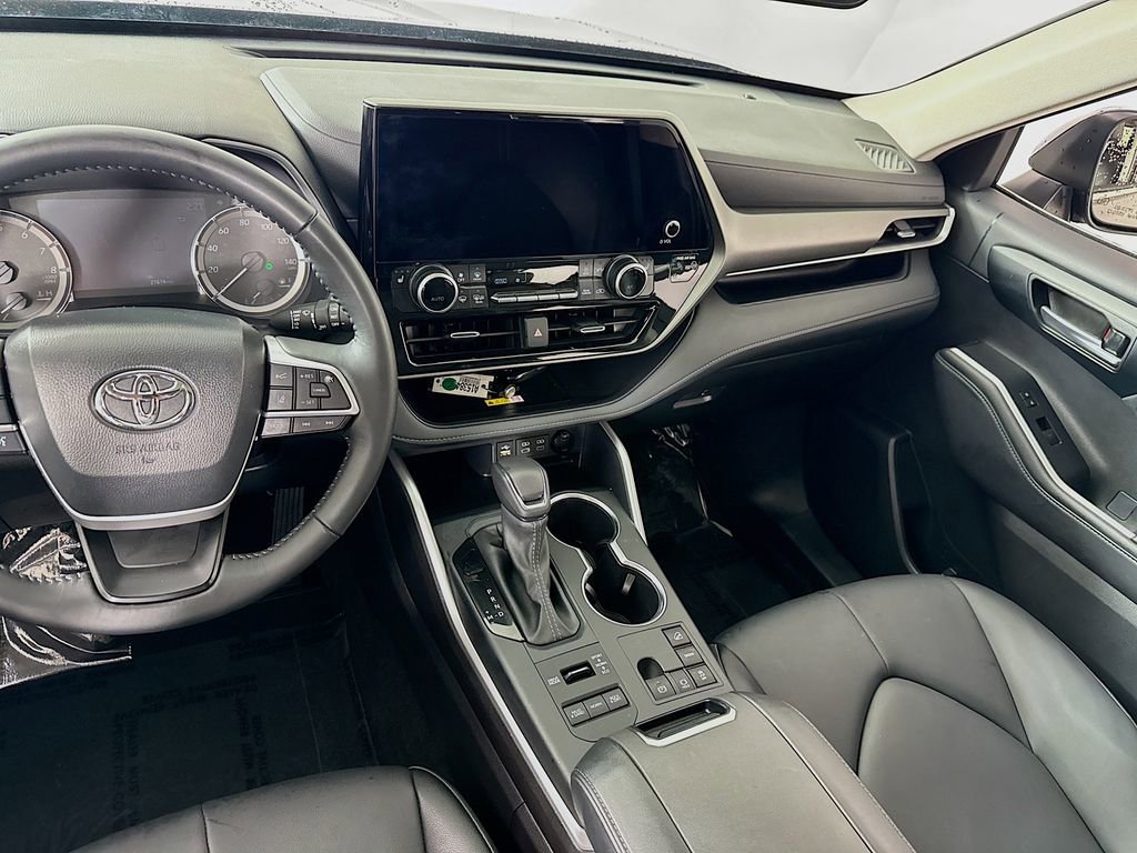 Certified 2025 Toyota Highlander XLE image 21