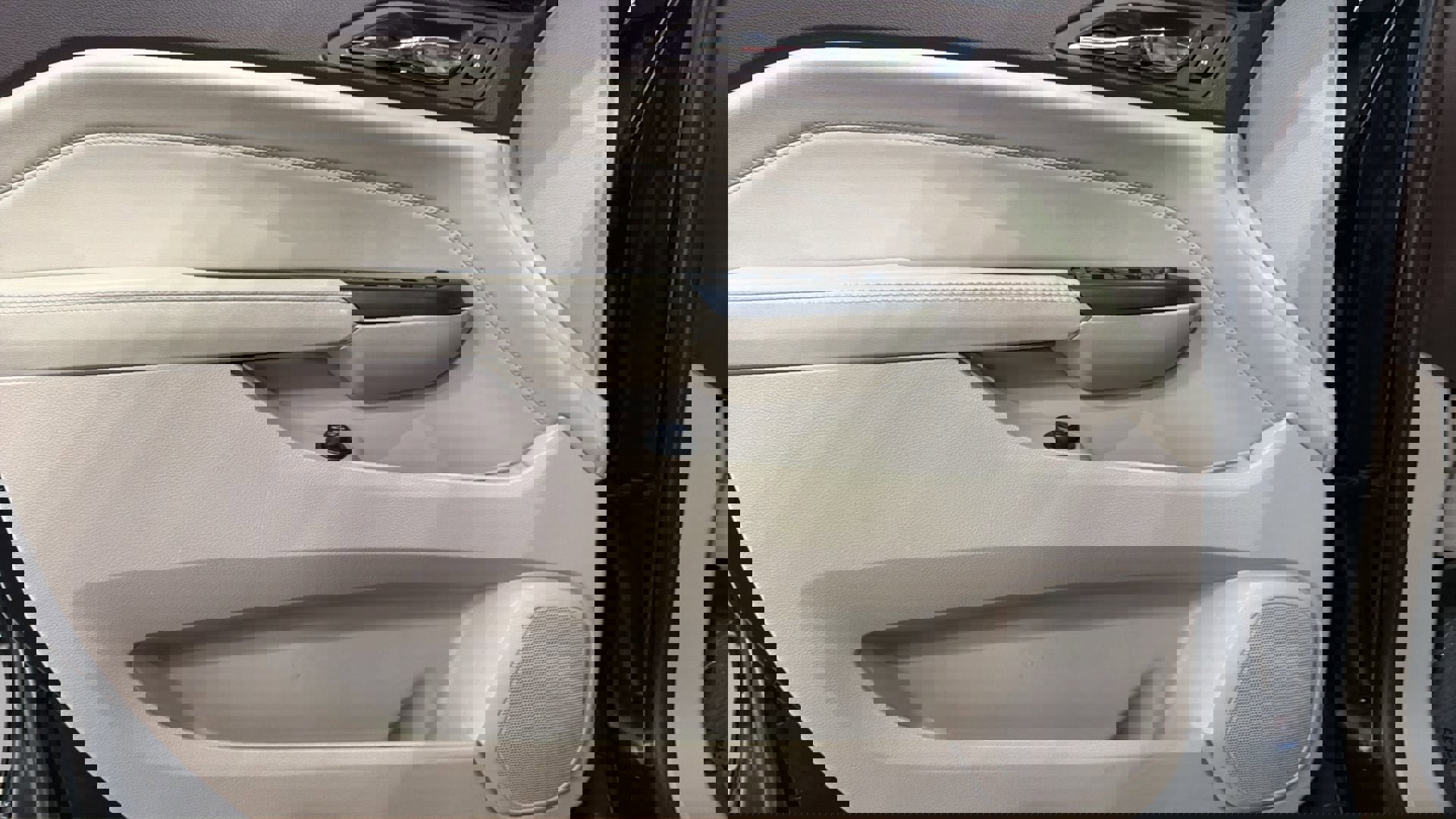 Used 2015 Cadillac SRX Luxury w/ Driver Awareness Package image 21