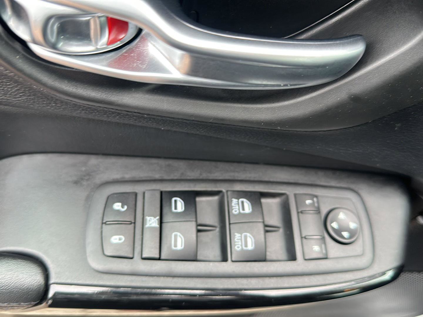 Used 2020 Jeep Cherokee Latitude Plus w/ Cold Weather Group AWD/4WD image 9